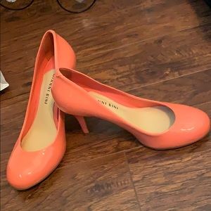 Gianni Bini NWOT Coral patent Heels